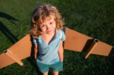Oyuncak jetpack ile oynayan komik çocuk. Çocuk geleceğin hayalini kuruyor. Çocuk pilot rüya görüyor. Çocukluk hayali konsepti. Sarışın, tatlı hayalperest çocuk uçarken rüya görüyor. Hayaller ve hayal gücü. Yaratıcı çocuk.