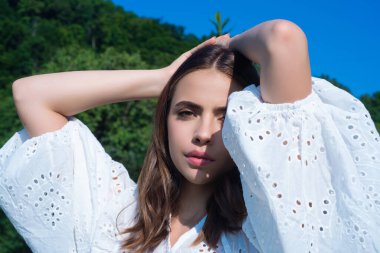 Yaz yeşilliklerinde poz veren seksi bir kadın. Köydeki genç ve seksi bayan. Açık hava eğlence aktivitesi. Kırsal ve yaşam tarzı konsepti. Kırsal tarzda. Doğa kadını.