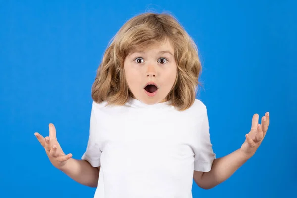 Stüdyoda Izole Edilmiş Komik Çocuk Şaşırmış Yüz Heyecanlı Çocuk Duyguları — Stok fotoğraf