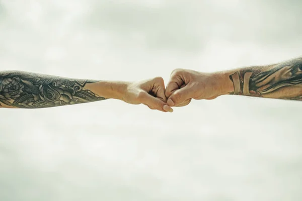 Pár Tetovált Kéz Segítő Kéz Fogja Meg Kezét Csukja Segítek — Stock Fotó