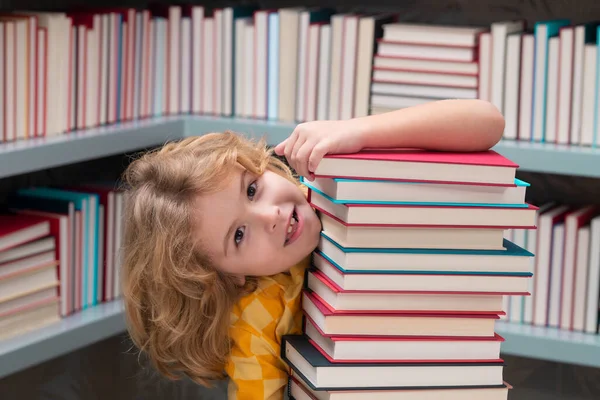 Bildungskonzept Kleiner Schüler Der Schulbibliothek Kind Liest Buch Der Schule — Stockfoto