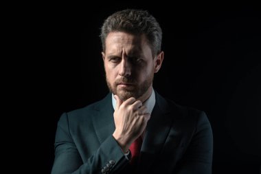 Ciddi bir iş adamı. Yakışıklı iş adamı. Ciddi bir iş adamının iş portresi. Takım elbiseli bir iş adamı. İş adamları konsepti. Klasik takım elbiseli, gömlek ve kravatlı adam. Siyahta İşadamı