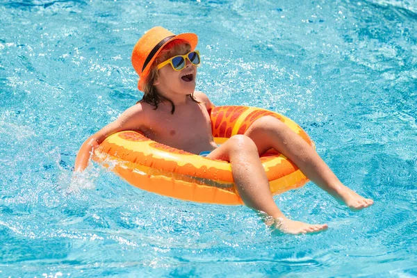 Chlapec Plaval Hrál Bazénu Dítě Hrající Bazénu Koncept Letních Prázdnin — Stock fotografie
