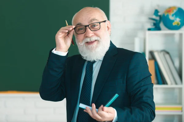 Professeur Âgé Professeur Sur Tableau Blanc Pendant Leçon Professeur Principal — Photo