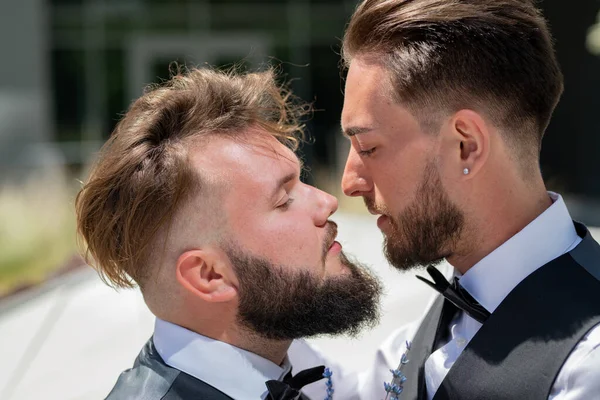 Retrato Pareja Gay Sensual Enamorada Día Boda Hombres Románticos Del —  Fotos de Stock