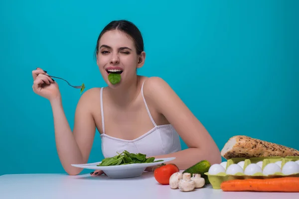 野菜の食事 幸せな笑顔の女性の健康食品 食事を食べている スタジオで野菜のサラダを食べる女の子 ビーガンサラダ 食事中の女性 食事のコンセプト 健康的なライフスタイル 減量のための食事療法 — ストック写真