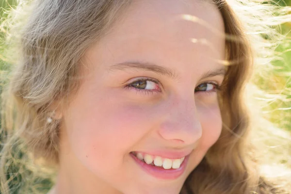 Słodki Mały Uśmiechnięty Szczęśliwy Dziewczyna Zamknąć Twarz Portret Dziecka Wiosennym — Zdjęcie stockowe