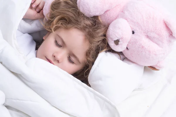 Słodki Sen Dzieciak Sypiający Pluszowym Miśkiem Łóżku Dziecko Śpiące Pod — Zdjęcie stockowe