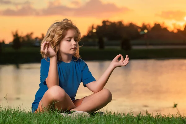 Kid Practices Yoga Meditates Lotus Position Lake Freedom Dream Dreamy — Stock Photo, Image
