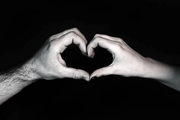我的心都碎了爱 友谊的概念 男人和女人因爱情而心连心 用手指签署心脏 情人节的爱 两个人牵着手表示心形符号 爱的标志 慈善组织 — 图库照片