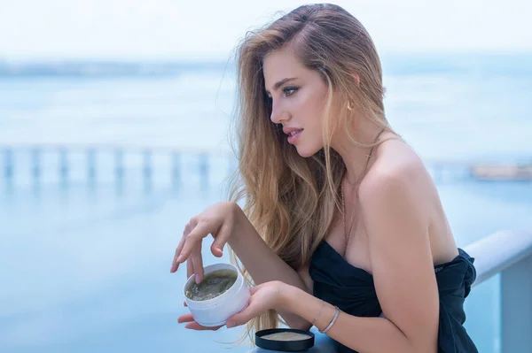 Güzellik Kremi Ürünleri Kozmetik Kremi Olan Bir Kadın Cilt Bakımı — Stok fotoğraf