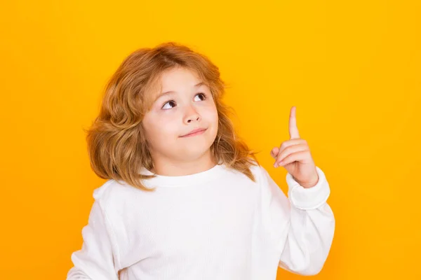 Kind Zeigt Nach Oben Auf Gelbem Isolierten Studiohintergrund Geschocktes Kind — Stockfoto