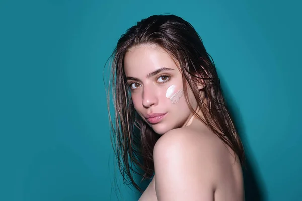 Young Woman Applying Body Cream Studio Background Beauty Routine Studio — ストック写真