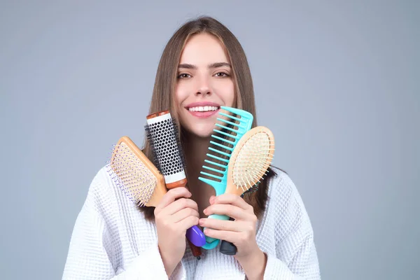 Young Woman Taking Care Hair Comb Her Hair Haircare Pretty — Stockfoto