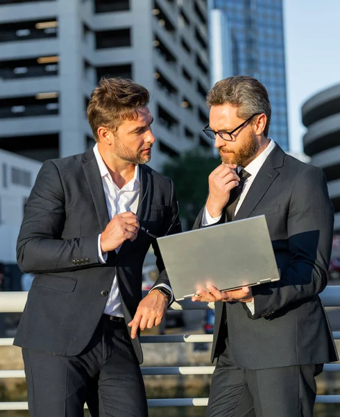 Δύο Όμορφοι Νέοι Επιχειρηματίες Κλασικά Κοστούμια Χρησιμοποιούν Φορητό Υπολογιστή Επιχειρηματίες — Φωτογραφία Αρχείου