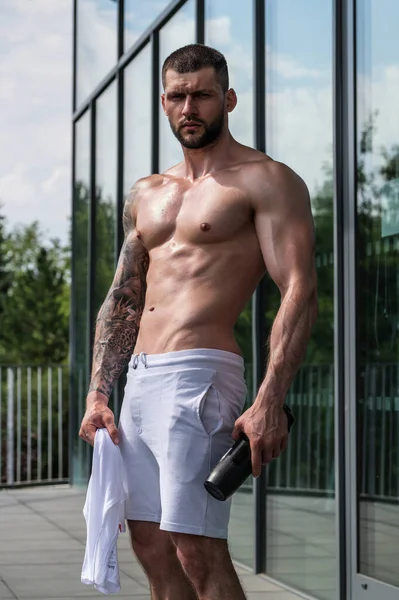 Yakışıklı Adam Antrenmana Hazırlanıyor Spor Ağırlık Çalışması Spor Salonunda Vücut — Stok fotoğraf