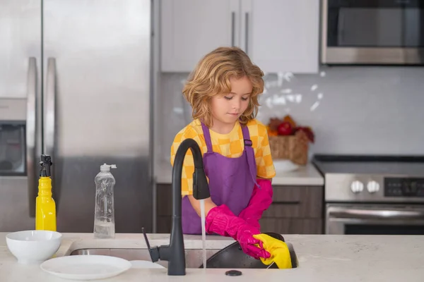 掃除屋だ 家政婦さん 台所で子供の洗濯や食器拭き アメリカ人の子供は家庭で家事を学ぶ 家事のルーチンの親を助けるために子供のクリーニング — ストック写真
