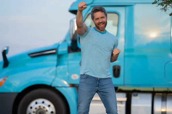 Männer Fahren Der Nähe Von Lastwagen Lastwagenfahrer Lkw Besitzer Transportfahrzeuge — Stockfoto