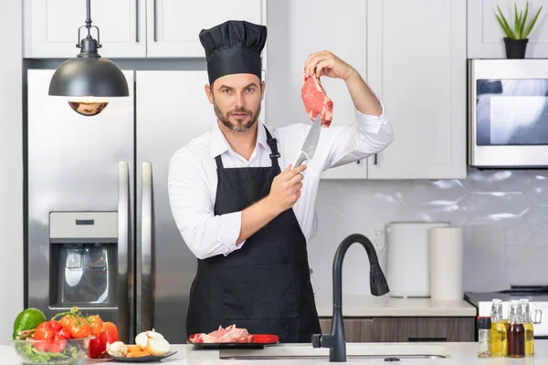 現代のキッチンで男の料理 男は家で家事をし 台所で朝食を準備する ハンサムな男が台所で料理をしている ヒスパニック系の男は台所で健康食品を調理 — ストック写真