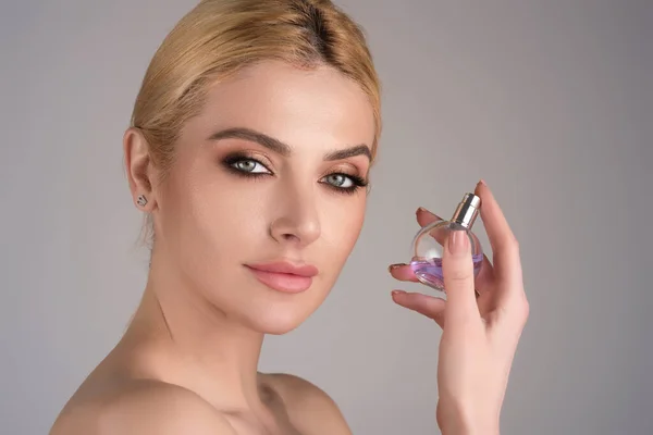 Vrouw Met Fles Parfum Ruikend Aroma — Stockfoto