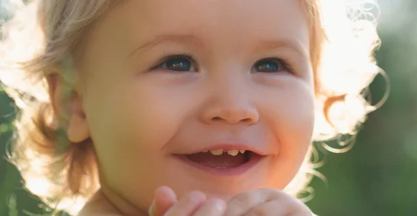 Portret Dziecka Bliska Głowa Uroczego Dziecka Dziecko Uśmiechnięte Słodki Uśmiech — Zdjęcie stockowe