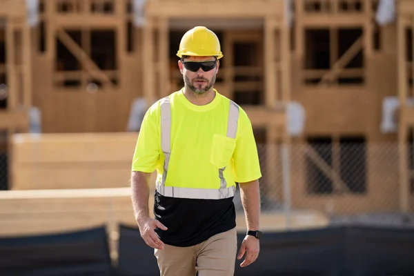建筑工地工人戴头盔在室外工作 建筑时戴着安全帽的建筑商美国木制房屋 木架结构 框架结构 — 图库照片