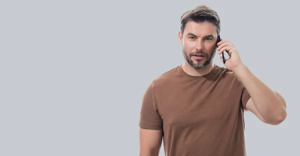 Przystojniak Korzystający Telefonu Komórkowego Odizolowanego Tle Studia Portret Mężczyzny Średnim — Zdjęcie stockowe