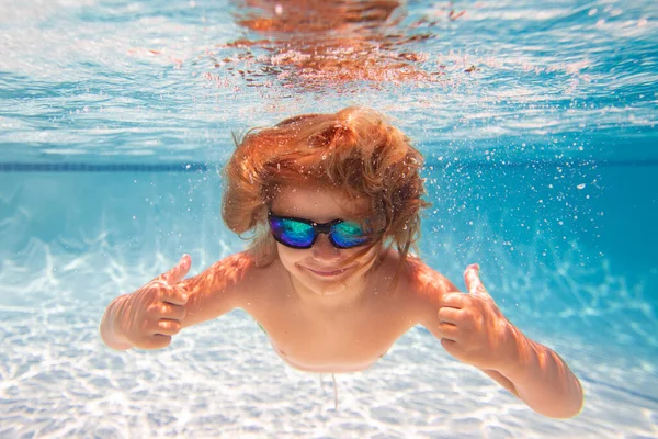 수영장에서 수영하는아이 재밌는 수영장에서 수영을 아이들의 사진입니다 방학이야 — 스톡 사진