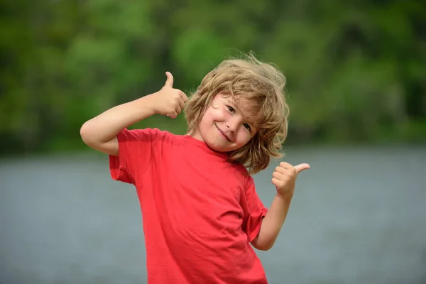 屋外の子供の肖像画 夏の公園で屋外で遊ぶクローズアップ顔の子供 — ストック写真