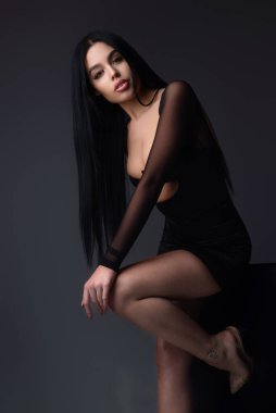 Baştan çıkarıcı kadın yüzü. Seksi vücuduyla poz veren şehvetli genç bir kadın. Güzel seksi model. Güzel surat. Şehvetli kız, seksi model portresi. Doğal güzellik.