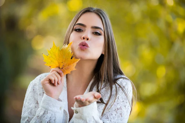 Щаслива Жінка Тримає Осіннє Листя Обличчі Восени Портрет Молодої Жінки — стокове фото