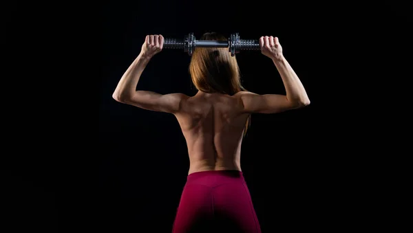 Atletik Kadın Halterlerle Kaslarını Şişiriyor Kadın Spor Vücudu Güçlü Sırt — Stok fotoğraf