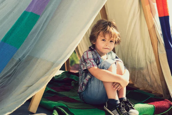 Child Sitting Tent Summer Camp Camp Dream Kid Dreams Tent — Stock Photo, Image