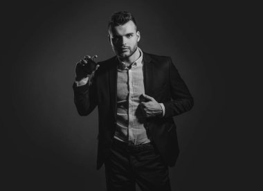 Şık erkek parfüm için. Erkeksi bir parfüm. Koku. Erkek Parfüm ve parfümeri, kozmetik. Parfümeri şişe tutan adam. Parfüm kavramı mans