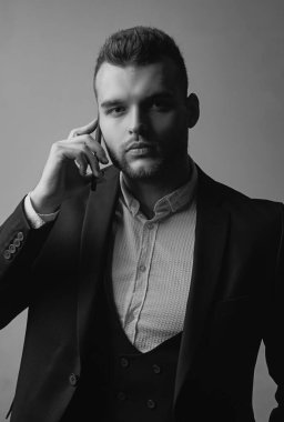 İşadamı telefon mobil çalışır. Klasik takım elbise. Erkek takım elbise moda. Toplantı telefon