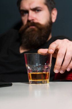 Alkolizm problemi olan sarhoş bir adam, alkol bağımlılığı ve bağımlılık konsepti. Alkole bağımlı.