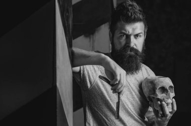 Kuaförler berber dükkanında yakışıklı bir adam için çalışıyorlar. Berber dükkanını ziyaret eden bir adam. Sakal kremi. Tıraş adam ve ustura adam. Berber berber dükkanında sakallı bir adamı tıraş ediyor.