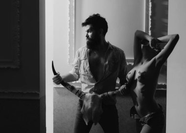 Zarif ve güzel bir çiftin tutkuyla öpüştüğü yakın plan.