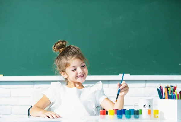 Divertida Alumna Escuela Dibujando Cuadro Lindo Niño Preescolar Pequeño Dibujo — Foto de Stock