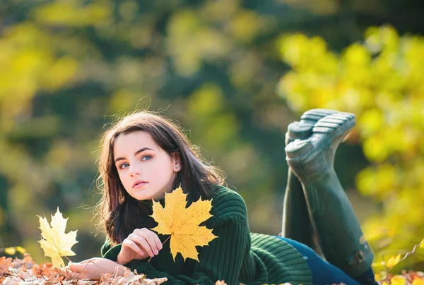 年轻少女的秋季肖像在户外放轻松 年轻漂亮的少年在公园 — 图库照片