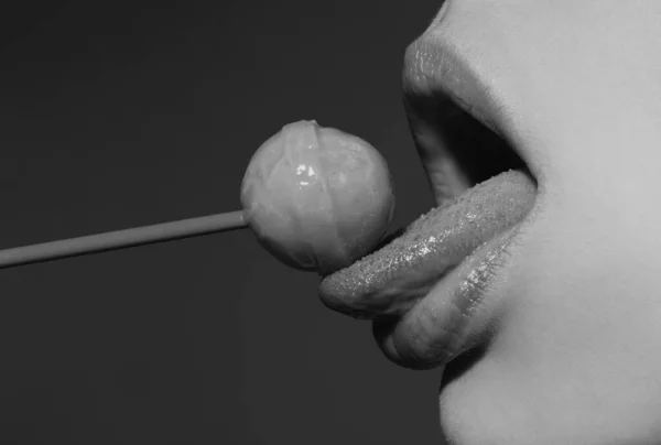 舔舌头的嘴唇 糖果的唇 性感甜蜜的梦 女性嘴舔狼疮 吸棒棒糖 — 图库照片