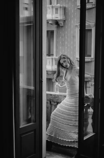 Femme Sensuelle Sur Balcon Mode Citadine Une Fille Dehors Portrait — Photo