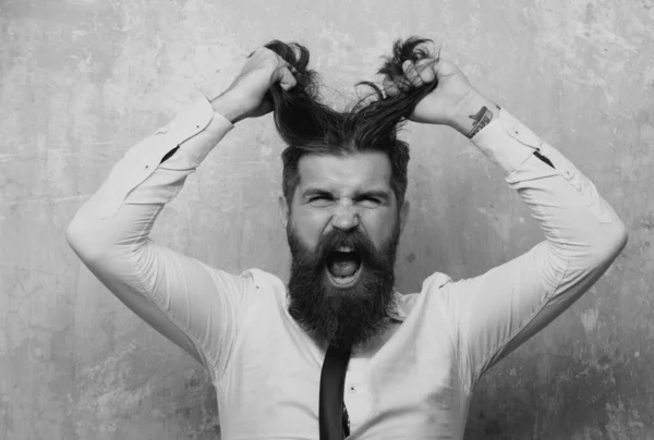 面白い髪型 モダンな髪型 ひげを生やしたゲイの興奮した髭の男 理髪店のコンセプト 口ひげの男 — ストック写真