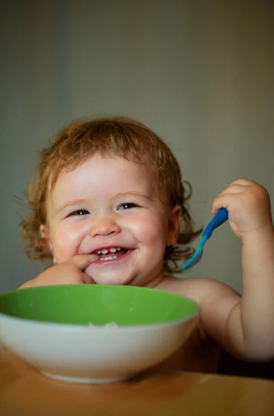 Kind Baby Eet Soep Keuken Met Borden Lepel Lancering Van — Stockfoto