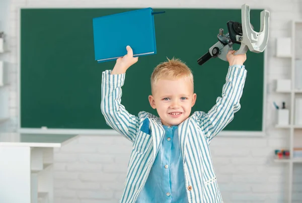 Niesamowity Uczeń Mikroskopem Książką Sukces Motywacja Koncepcja Zwycięzcy Mały Uczeń — Zdjęcie stockowe