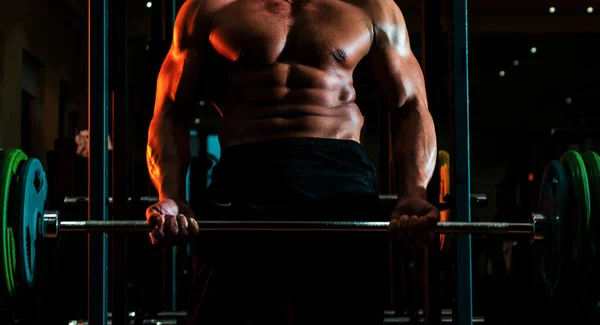 Een Gespierde Man Die Biceps Hijst Gespierde Man Uit Werken — Stockfoto