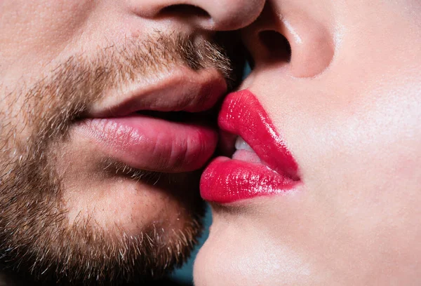 Κοντινό Πλάνο Του Νεαρού Ρομαντικού Ζευγαριού Φιλιούνται Κόκκινα Χείλη Και — Φωτογραφία Αρχείου