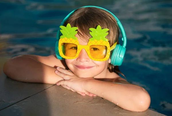 Yüzme Havuzunda Mutlu Genç Bir Çocuk Gülümse Rahatla Yüzücü Çocuk — Stok fotoğraf