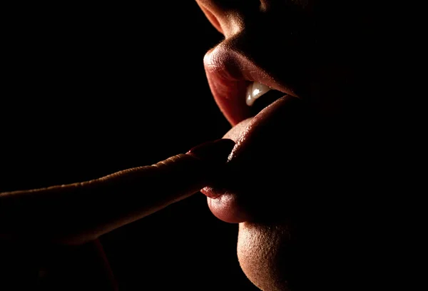 唇が指をなめる 閉じる マクロな女性の口の指をなめる セクシー女性唇 — ストック写真