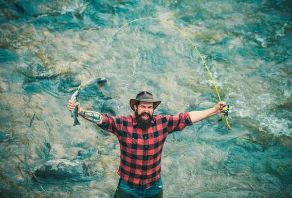 漁師は永遠に釣りをします 魚を捕る水の中で興奮した漁師の男 トップビュー — ストック写真